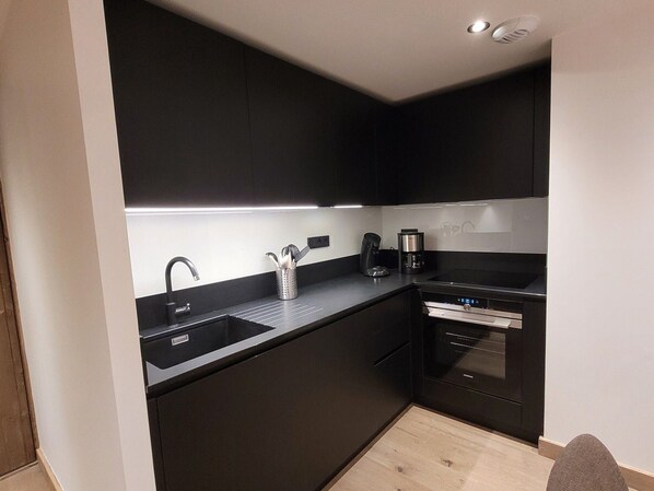 冷蔵庫、オーブン、食器洗い機、トースター