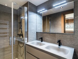 ヘアドライヤー、バスローブ、タオル