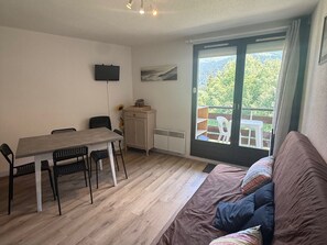 Living area - 2-room cabin apartment at the foot of the slopes, balcony, non-smoking (Les Adrets-Prapoutel)