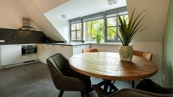 Een koelkast, een magnetron, een oven, een kookplaat
