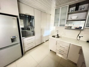 Microwave, dishwasher, cookware/dishes/utensils