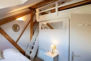 2 habitaciones, escritorio y tabla de planchar con plancha 