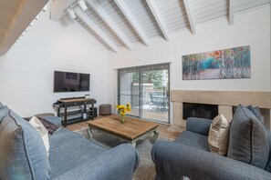 TV - Spend Winter in Sun Valley! Remodeled Condo Walking Distance to Dollar Mountain (Sun Valley)