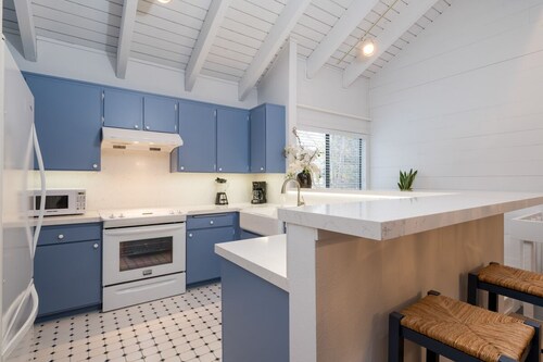 Spend Winter in Sun Valley! Remodeled Condo Walking Distance to Dollar Mountain