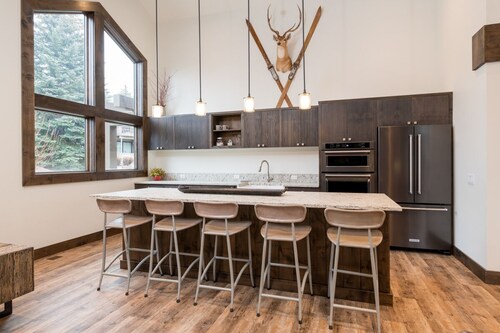 Spend Winter in Sun Valley! Remodeled Condo Walking Distance to Dollar Mountain