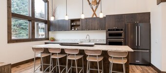 Spend Winter in Sun Valley! Remodeled Condo Walking Distance to Dollar Mountain