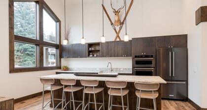Remodeled Condo Walking Distance to Dollar Mountain