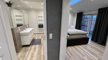 2 bedrooms, iron/ironing board, travel crib, free WiFi