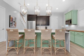 ثلاجة، ميكروويف، فرن، موقد طهي مسطح