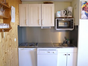 Een koelkast, een microgolfoven, een vaatwasser