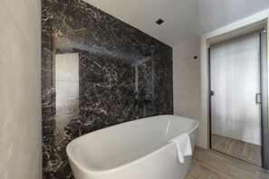 Luksus-suite - havudsigt | Badeværelse | Designertoiletartikler, hårtørrer, badekåber, hjemmesko
