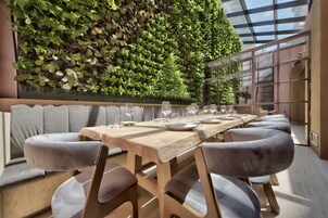 每日供应自助式早餐（每人 EUR 18）