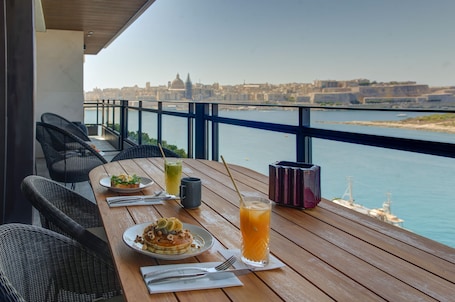 Desayuno buffet (EUR 18 por persona)