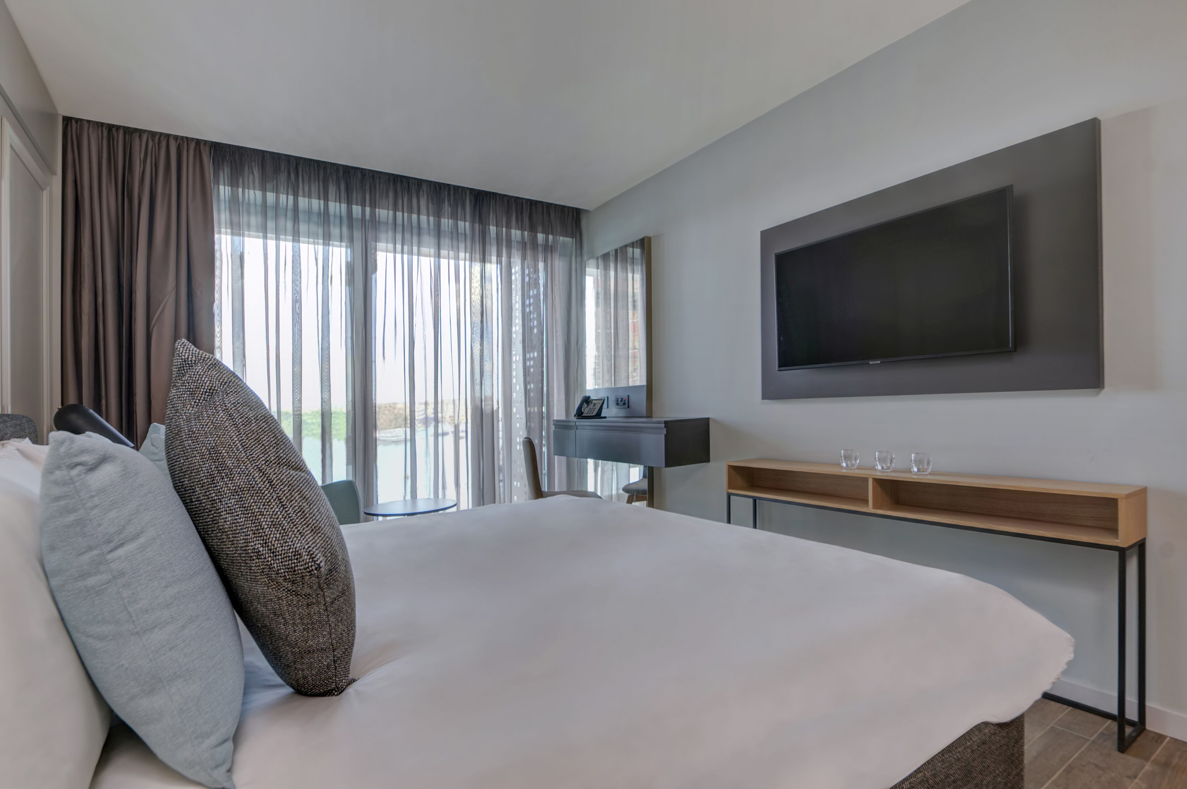 deluxe double room, sea view | 1 bedroom, minibar, in-room safe, desk