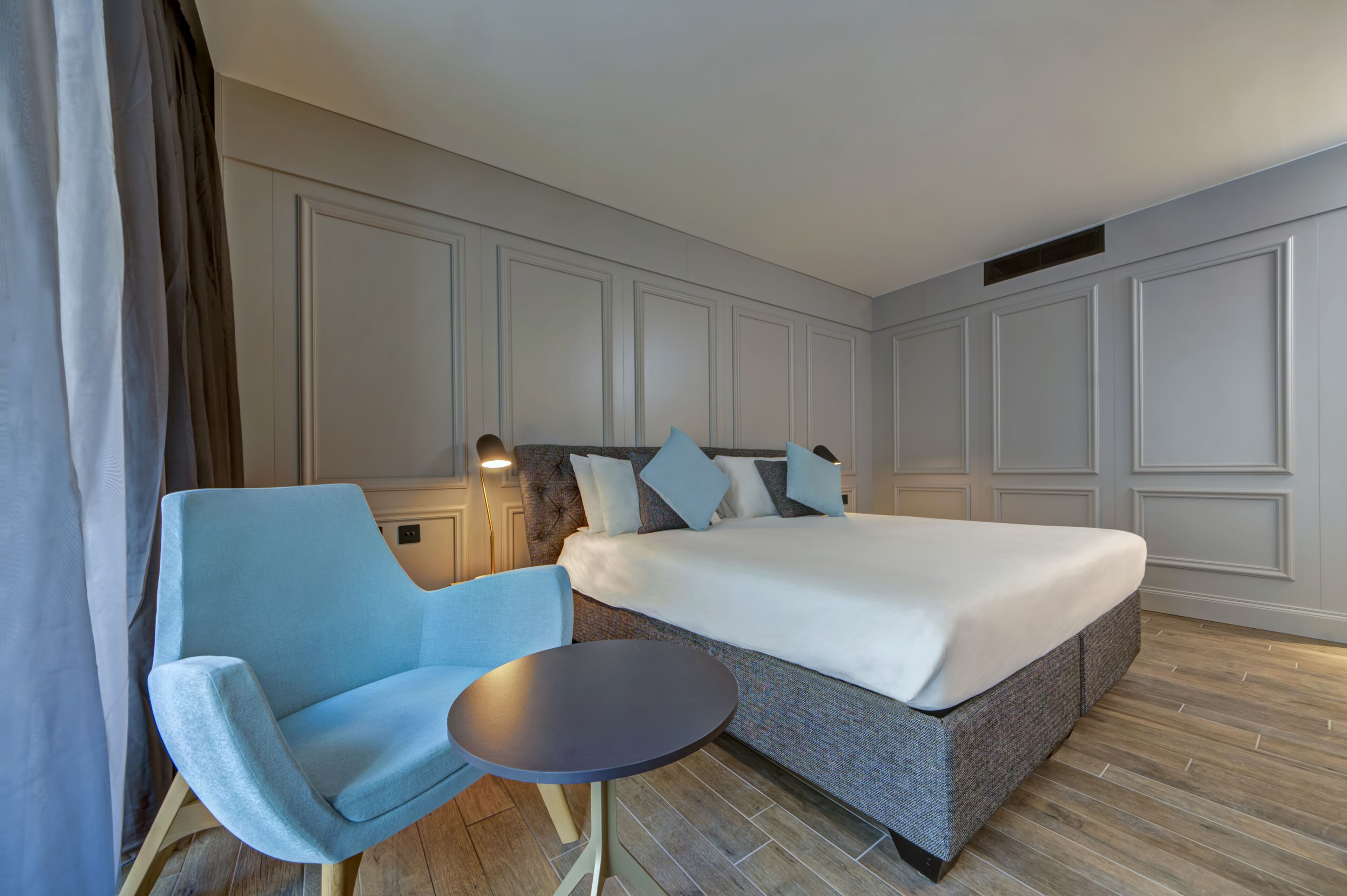 classic double room | 1 bedroom, minibar, in-room safe, desk