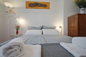 2 bedrooms, iron/ironing board, travel crib, free WiFi - Renovated old apartment with new shower room, separate eat-in kitchen and washing machine (Berlin)
