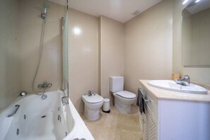 Baignoire, sèche-cheveux, serviettes fournies