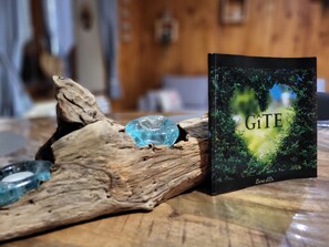 Suihkun ja ammeen yhdistelmä, hiustenkuivaaja, vessapaperi