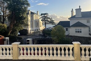 Property grounds - Modern 2 bed Apartment With sea Views (Torquay)