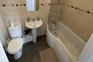 Dusch, hårtork, handdukar och tvål