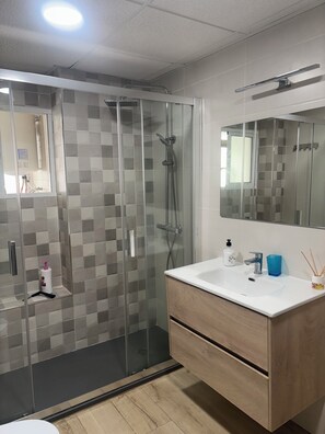 Badewanne, Haartrockner, Handtücher, Seife