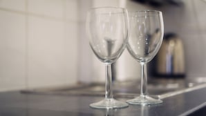 Two empty wine glasses on a kitchen counter. - Onsite Cosy Practical Studio - in a Quite Area (Coventry)