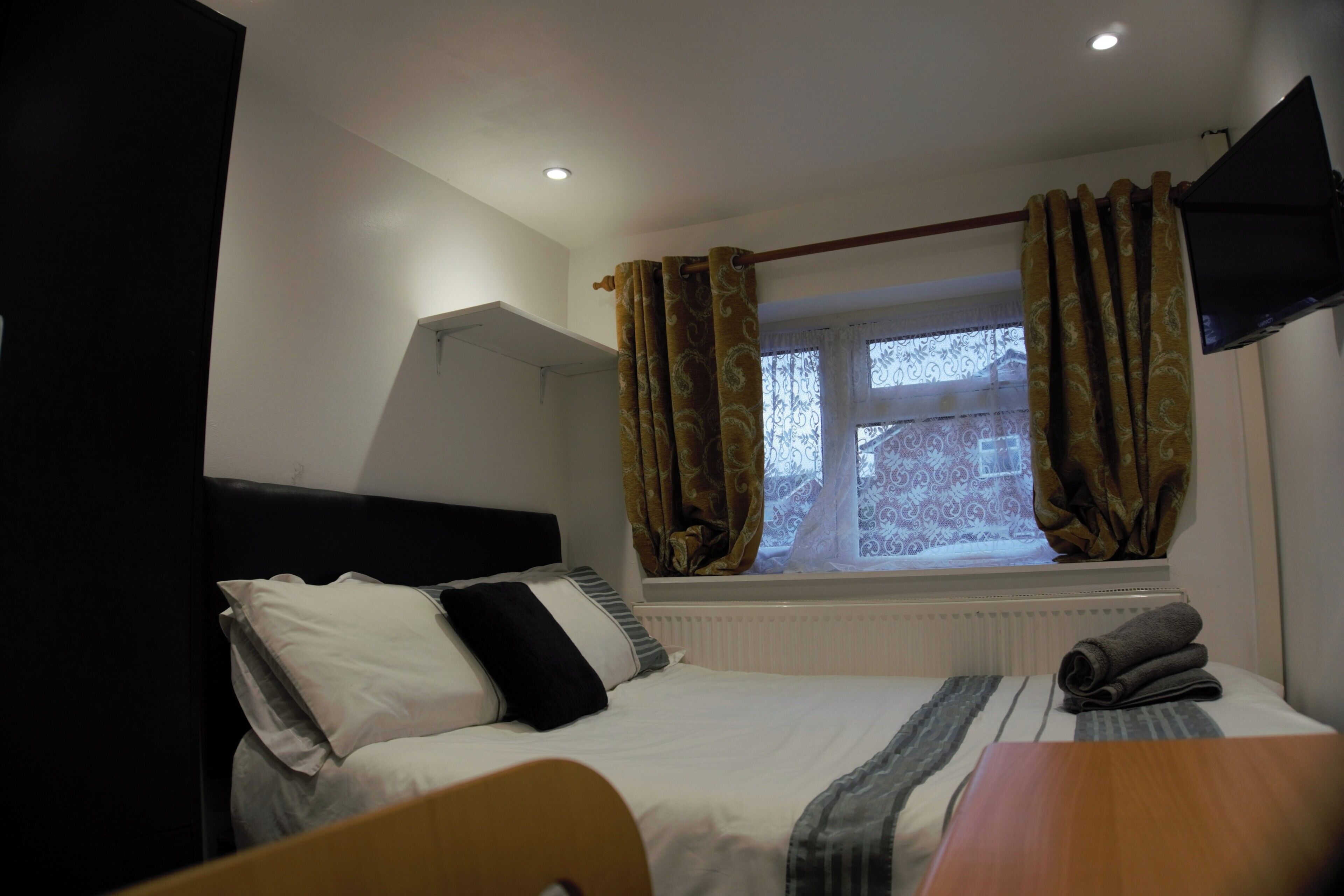 Iron/ironing board, free WiFi, bed sheets