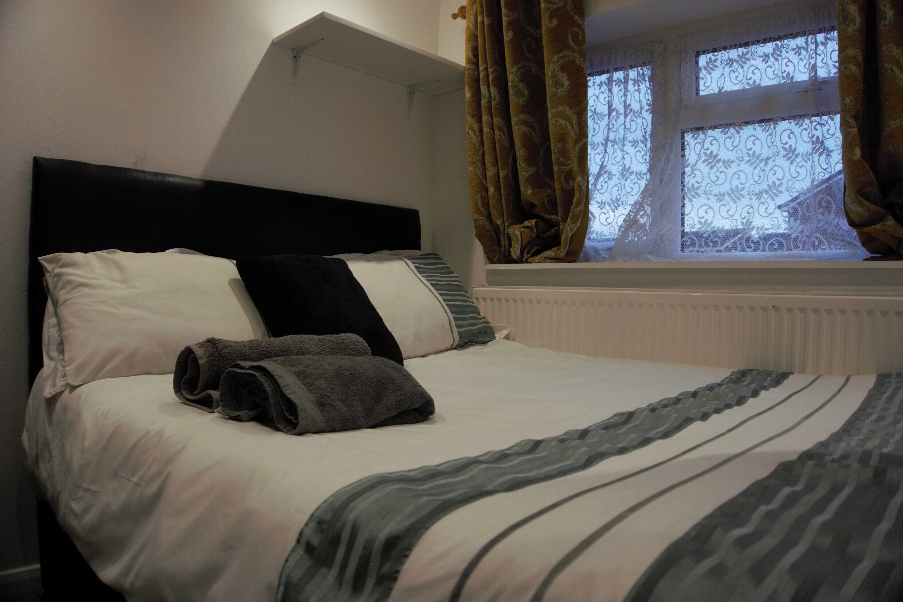 Iron/ironing board, free WiFi, bed sheets