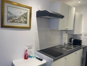 Studio | Private kitchen | Fridge, microwave, stovetop, electric kettle - Onsite Cosy Practical Studio - in a Quite Area (Coventry)
