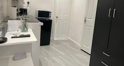 Onsite Cosy Practical Studio - in a Quite Area