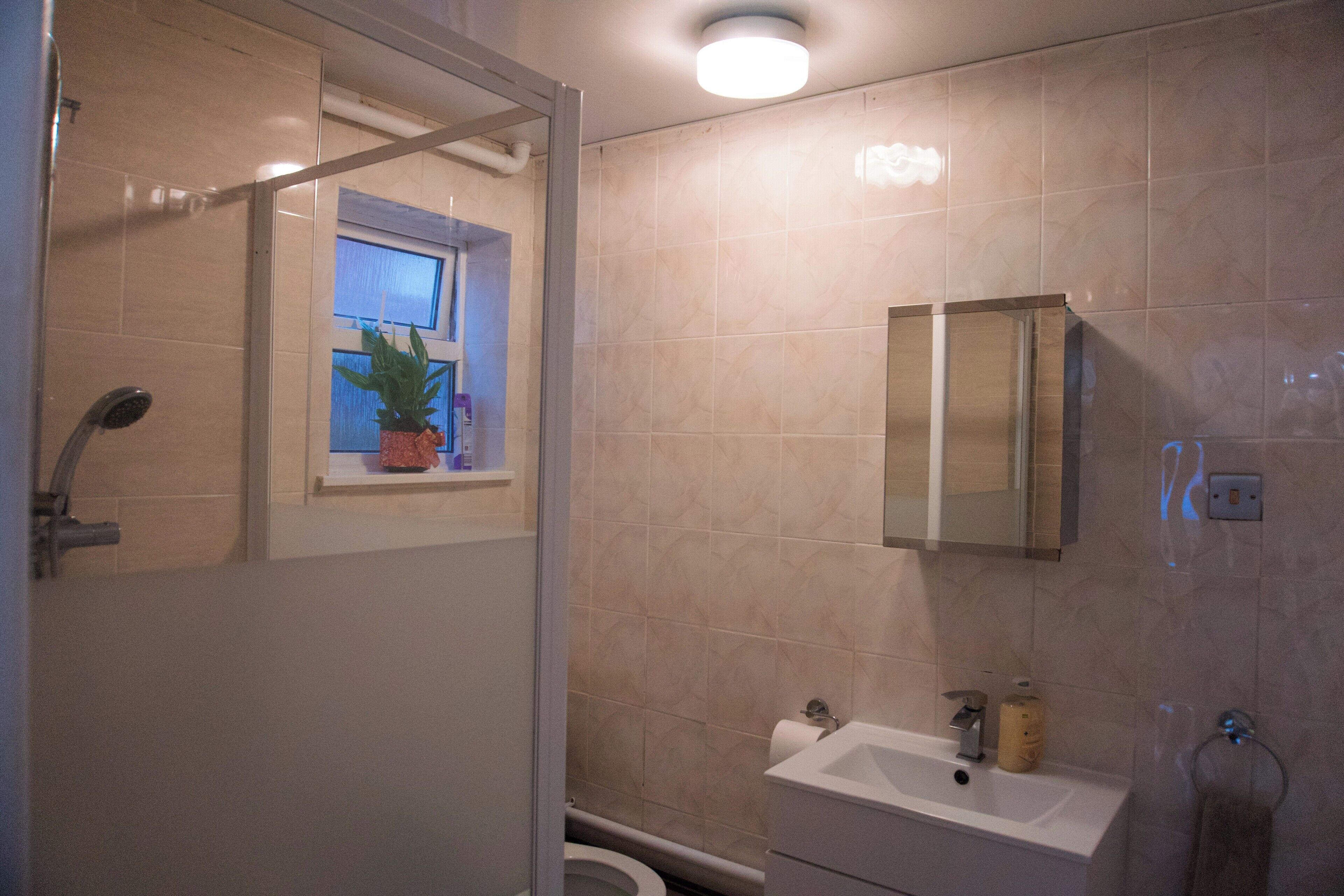 Douche, sèche-cheveux, serviettes fournies, shampoing