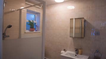 Douche, sĂšche-cheveux, serviettes fournies, shampoing