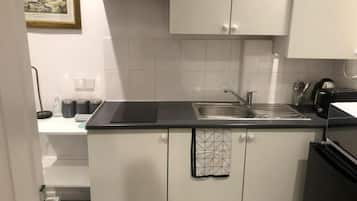 Studio | Dapur pribadi | Lemari es, microwave, kompor, dan ketel listrik