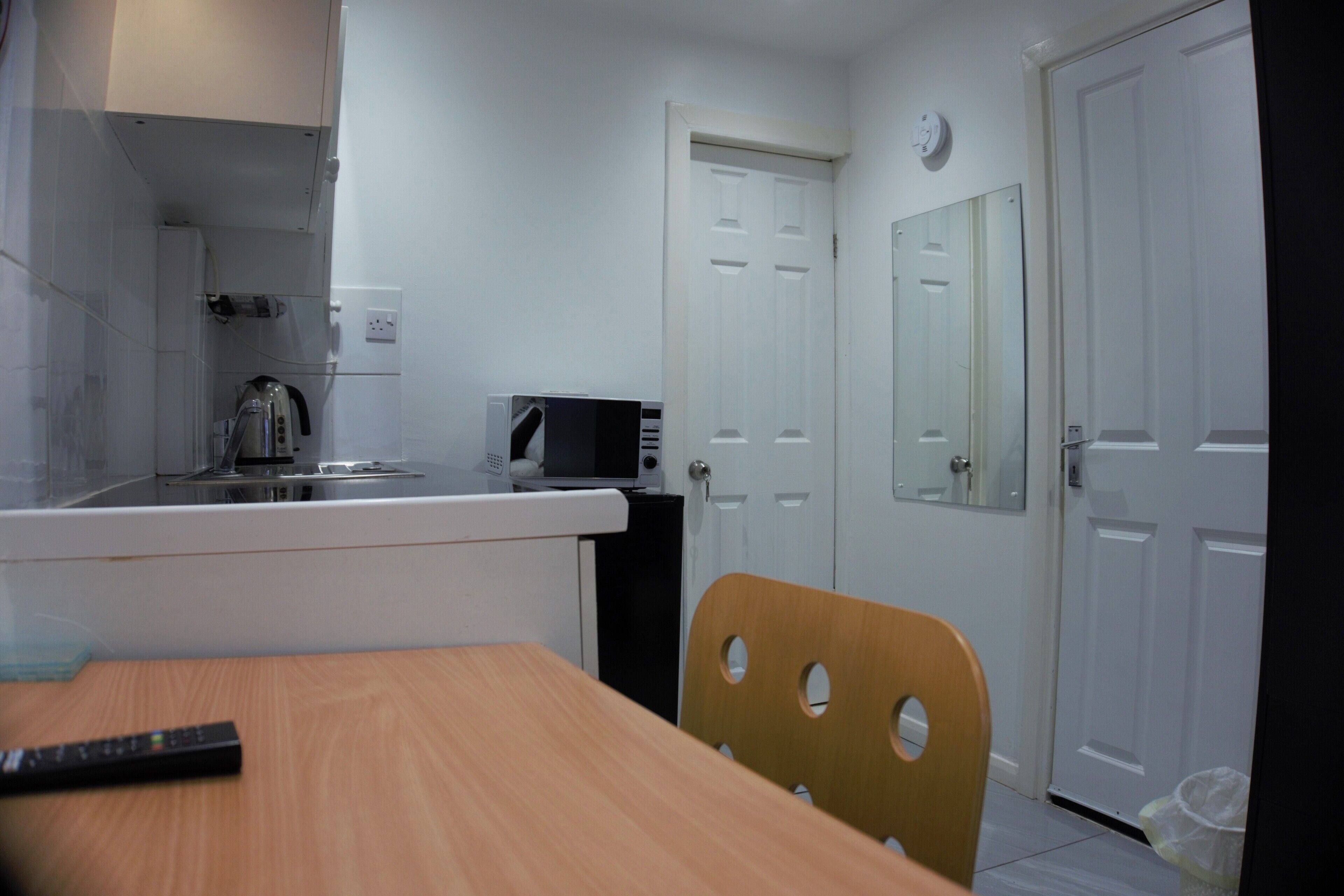 Refrigerador, microondas, placa de cocina, tetera/pava eléctrica