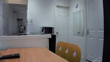 Refrigerador, microondas, placa de cocina, tetera/pava eléctrica