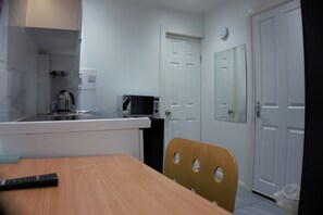 Fridge, microwave, stovetop, electric kettle - Onsite Cosy Practical Studio - in a Quite Area (Coventry)