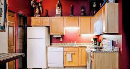 Pet-Friendly Canal Park Condo|Near Lakewalk| Pool| Sauna| Gym