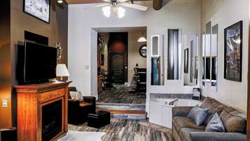 Télévision, cheminée, espaces bureaux, écrans d'ordinateur