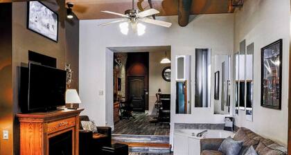 Dog-Friendly Canal Park Condo| Hot Tub| Pool