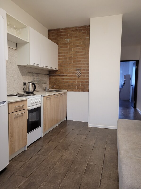Condo | Cocina privada | Refrigerador, microondas, horno y parrilla de estufa 