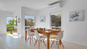 Dining - Sandy Cove - family accommodation (Culburra Beach)