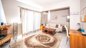 Una sala de estar con sofá, mesa de centro y chimenea.
