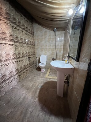 Traditional Room | Bathroom | Towels - Art Camp Wadi Rum (Wadi Rum)