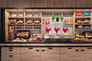 Päivittäinen buffetaamiainen (21 EUR per henkilö)