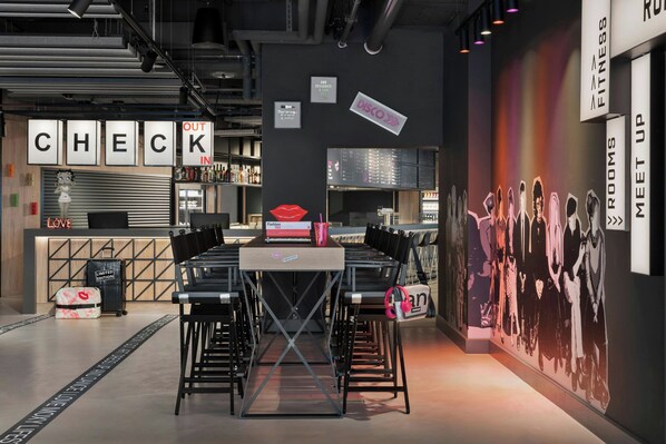 Lobby - Moxy Duesseldorf City (Düsseldorf)