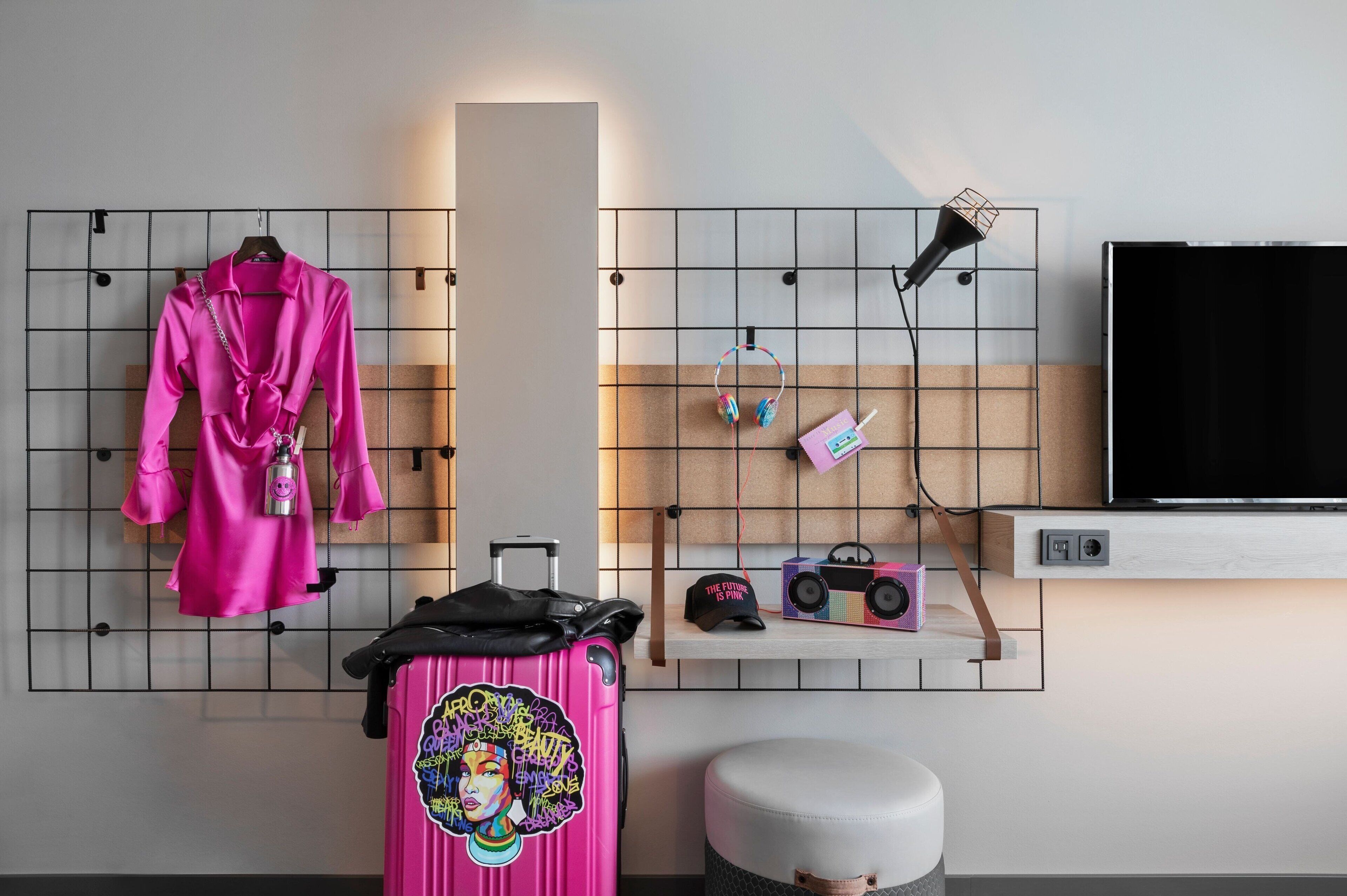 room, 1 queen bed, non smoking | laptop workspace, free cots/infant beds, free wifi, bed sheets