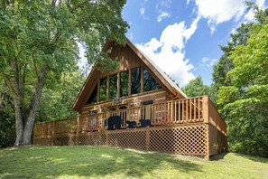Exterior - Cozy Cabin - Large Yard w/ Firepit, walk to Fishing Pond, Pool, & Mini Golf (Sevierville)