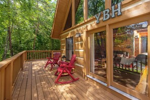 Terrace/patio - Cozy Cabin - Large Yard w/ Firepit, walk to Fishing Pond, Pool, & Mini Golf (Sevierville)