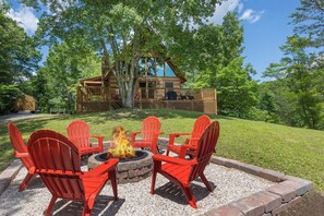 Property grounds - Cozy Cabin - Large Yard w/ Firepit, walk to Fishing Pond, Pool, & Mini Golf (Sevierville)