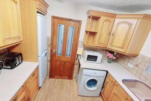 House | Private kitchen | Fridge, microwave, oven, stovetop